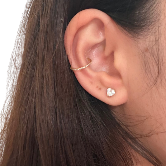 Dainty Corazón Studs