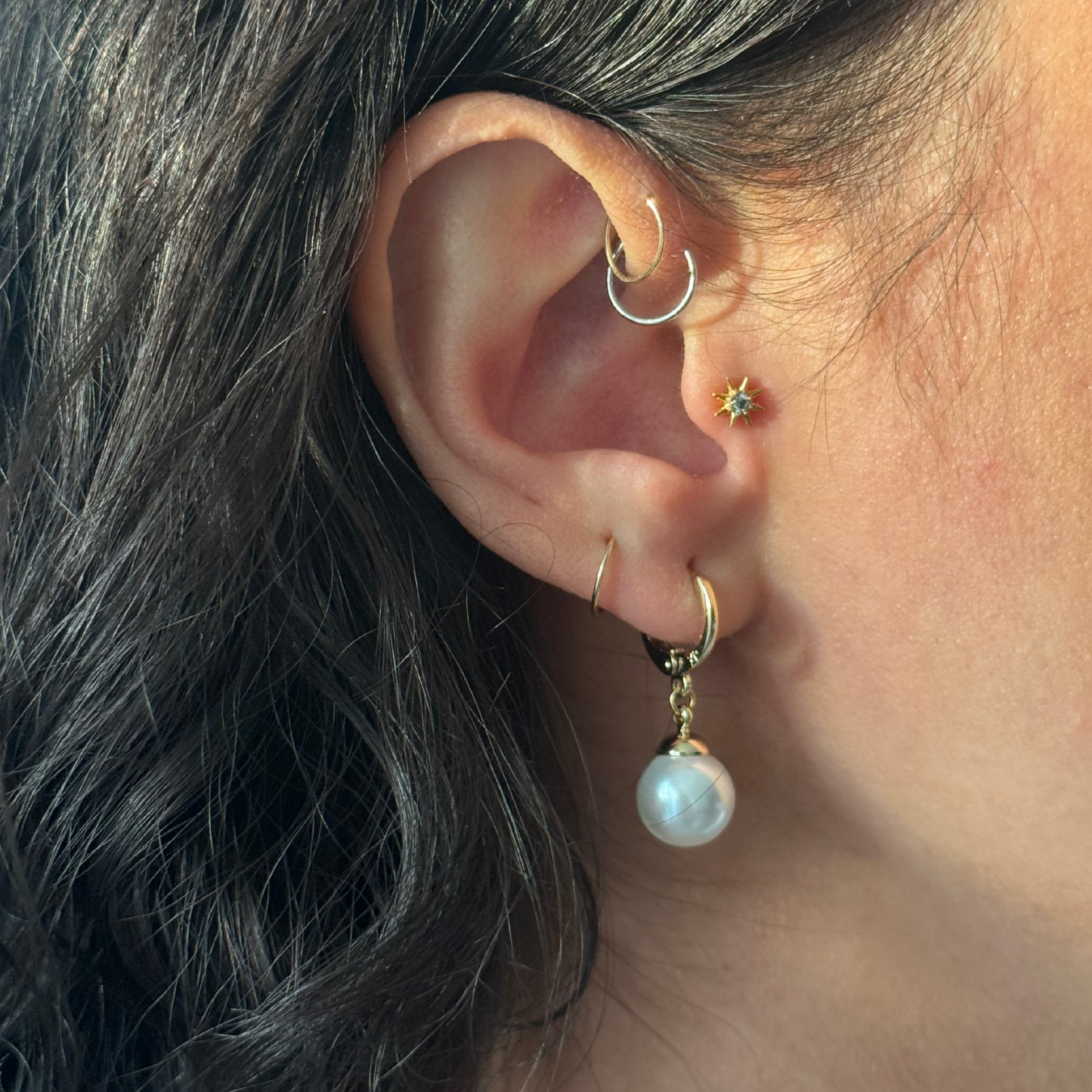 Sencilla Pearl Huggie