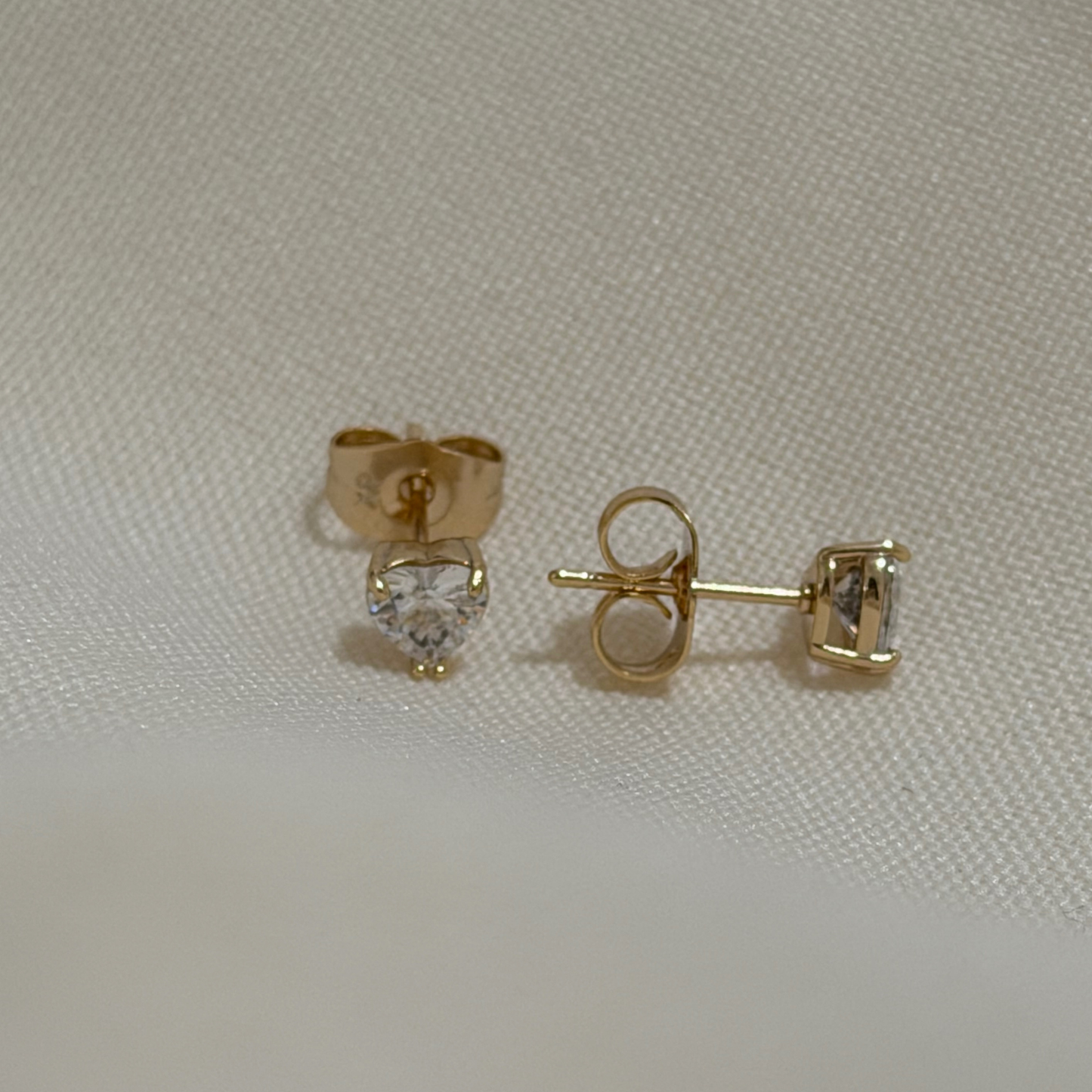 Dainty Corazón Studs