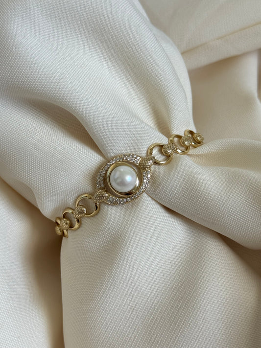 High quality gold plated bracelet with a pearl in the middle and cubic zirconia detailing