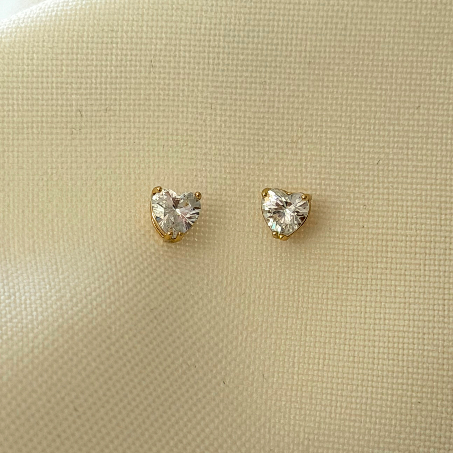 Dainty Corazón Studs